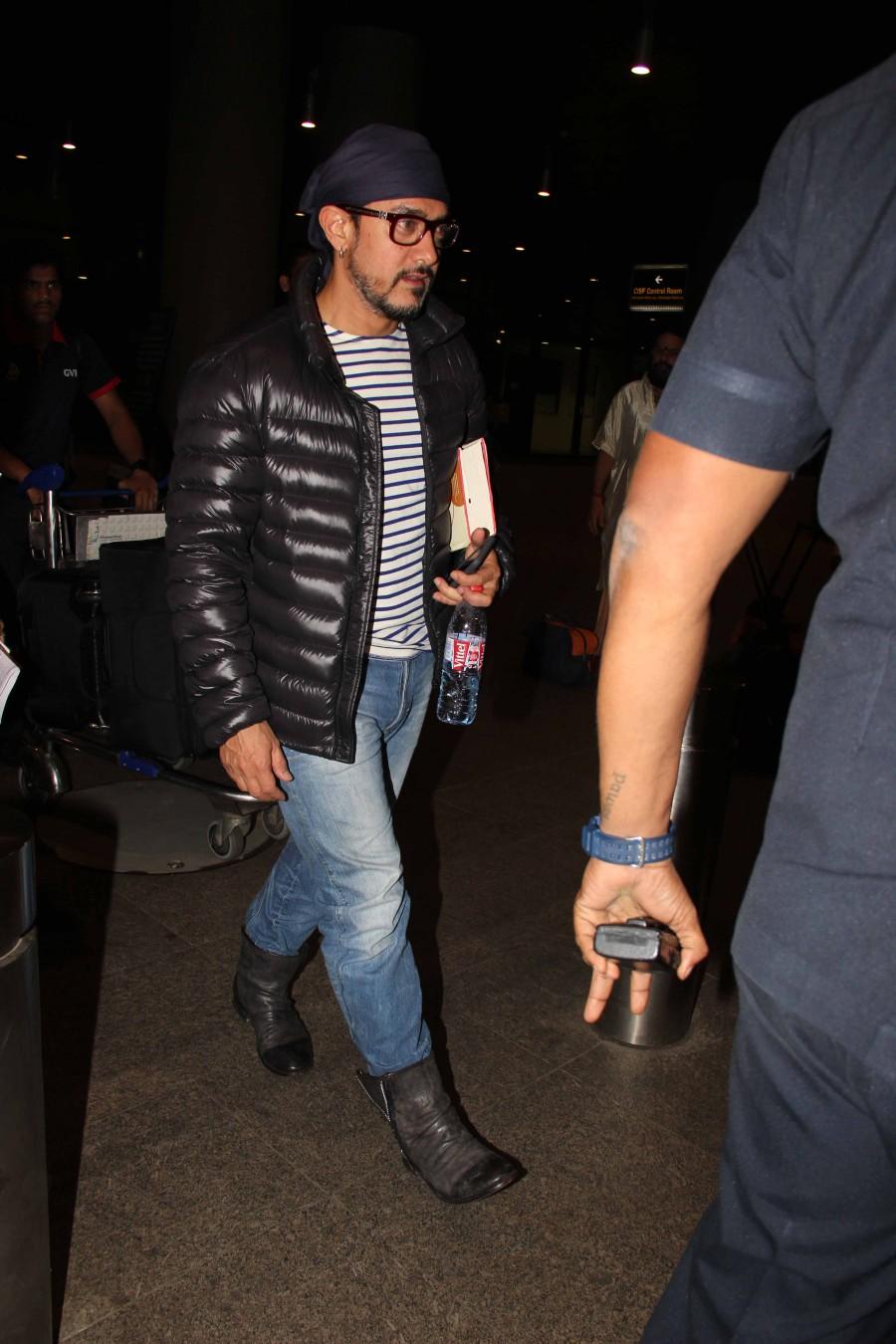 Photos of Bollywood actor Aamir Khan spotted at the Mumbai airport. Aamir Khan,actor Aamir Khan,Aamir Khan at Mumbai airport,Aamir Khan pics,Aamir Khan images,Aamir Khan photos,Aamir Khan stills,Aamir Khan pictures,Aamir Khan latest pics,Aamir Khan latest images,Aamir Khan latest photos,Aamir Khan latest pictures