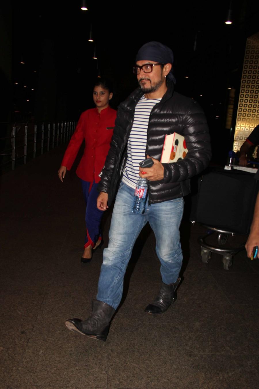 Photos of Bollywood actor Aamir Khan spotted at the Mumbai airport. Aamir Khan,actor Aamir Khan,Aamir Khan at Mumbai airport,Aamir Khan pics,Aamir Khan images,Aamir Khan photos,Aamir Khan stills,Aamir Khan pictures,Aamir Khan latest pics,Aamir Khan latest images,Aamir Khan latest photos,Aamir Khan latest pictures