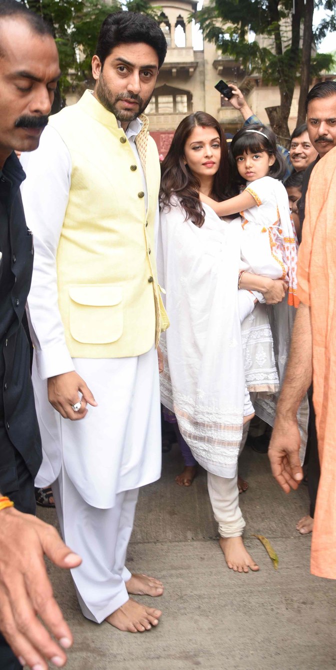 Amitabh Bachchan along with Jaya Bachchan, Abhishek Bachchan, Aishwarya Rai Bachchan, Aaradhya and Shweta Bachchan Nanda showed up to take part in Durga Puja festivities in Mumbai's Khar suburb. Amitabh Bachchan,Jaya Bachchan,Abhishek Bachchan,Aishwarya Rai Bachchan,Aaradhya Bachchan,Amitabh Bachchan and family celebrate Durga Pooja