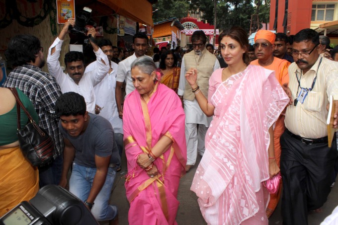 Amitabh Bachchan along with Jaya Bachchan, Abhishek Bachchan, Aishwarya Rai Bachchan, Aaradhya and Shweta Bachchan Nanda showed up to take part in Durga Puja festivities in Mumbai's Khar suburb. Amitabh Bachchan,Jaya Bachchan,Abhishek Bachchan,Aishwarya Rai Bachchan,Aaradhya Bachchan,Amitabh Bachchan and family celebrate Durga Pooja