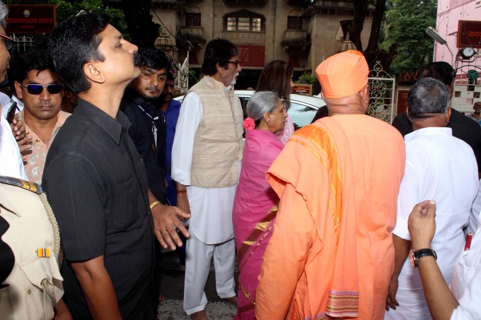 Amitabh Bachchan along with Jaya Bachchan, Abhishek Bachchan, Aishwarya Rai Bachchan, Aaradhya and Shweta Bachchan Nanda showed up to take part in Durga Puja festivities in Mumbai's Khar suburb. Amitabh Bachchan,Jaya Bachchan,Abhishek Bachchan,Aishwarya Rai Bachchan,Aaradhya Bachchan,Amitabh Bachchan and family celebrate Durga Pooja
