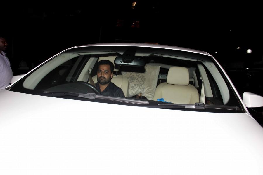 Photos of Bollywood actress Sonakshi Sinha hides her face from photogs. Sonakshi Sinha,Sonakshi Sinha hides her face from photogs,Sonakshi Sinha hides her face,Sonakshi Sinha hides face,paparazzi,paparazzi actress,Sonakshi Sinha pics,Sonakshi Sinha images,Sonakshi Sinha photos,Sonakshi Sinha stills,Sonakshi Sinha pictures