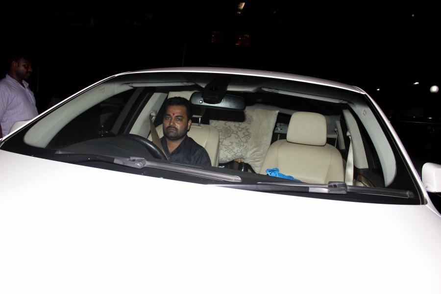 Photos of Bollywood actress Sonakshi Sinha hides her face from photogs. Sonakshi Sinha,Sonakshi Sinha hides her face from photogs,Sonakshi Sinha hides her face,Sonakshi Sinha hides face,paparazzi,paparazzi actress,Sonakshi Sinha pics,Sonakshi Sinha images,Sonakshi Sinha photos,Sonakshi Sinha stills,Sonakshi Sinha pictures