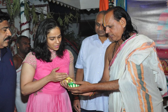 Check out the photos of Badminton Player Saina Nehwal visits Film Nagar Temple in Hyderabad. Saina Nehwal visits Film Nagar Temple,Saina Nehwal at Film Nagar Temple,Film Nagar Temple,Saina Nehwal,Indian Shuttler Saina Nehwal,Saina Nehwal pics,Saina Nehwal images,Saina Nehwal photos,Saina Nehwal stills,Saina Nehwal pictures