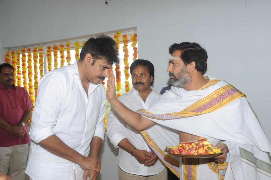Actor Pawan Kalyan's yet-untitled next Telugu project was launched here on Tuesday on the auspicious day of Dussehra. The film will be the remake of Tamil film "Vedalam". Pawan Kalyan,AM Rathnam,Power Star Pawan Kalyan,Jyoti Krishna,Sharrat Maraar,Pawan Kalyan and AM Rathnam,Pawan Kalyan and AM Rathnam new movie launched,Pawan Kalyan and AM Rathnam movie,Pawan Kalyan and AM Rathnam movie pooja,pawan kalyan,Pawan Kalyan nex