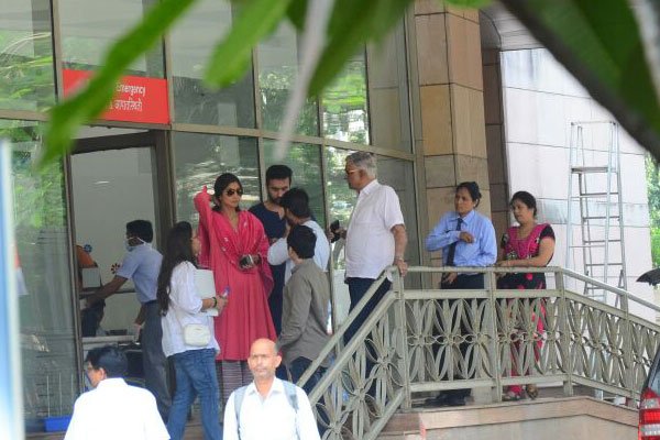 Surendra was rushed to the Kokilaben Dhirubhai Ambani Hospital, where he was declared dead. He is survived by his wife Sunanda and daughters Shilpa and Shamita. Shilpa Shetty,Shilpa Shetty father Surendra Shetty,Surendra Shetty passes away,Surendra Shetty,Surendra Shetty dead,Surendra Shetty death,Surendra Shetty cardiac arrest