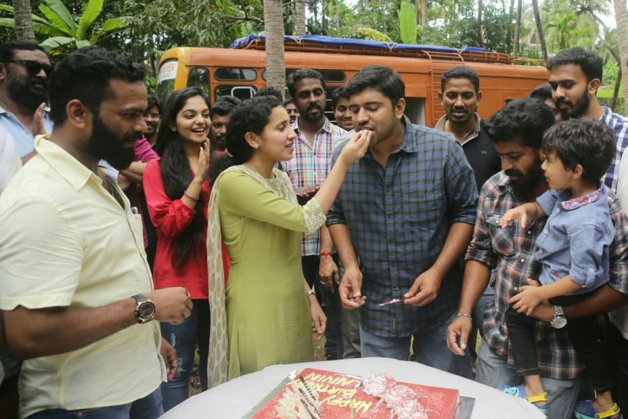 Nivin Pauly, an actor from Mollywood who is the heart throb of south Indian ladies celebrates his 32nd Birthday on Njandukalude Nattil Oridavela sets. Nivin Pauly,Nivin Pauly birthday celebrations,Nivin Pauly birthday celebration pics,Nivin Pauly birthday celebration images,Nivin Pauly birthday celebration photos,Nivin Pauly birthday celebration stills,Nivin Pauly birthday celebration pictures,Njandukal