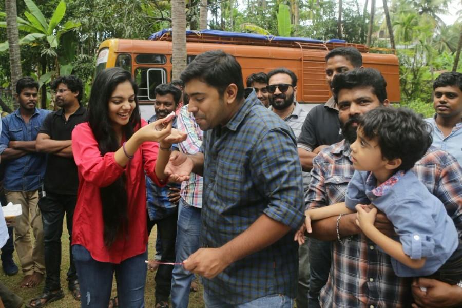 Nivin Pauly, an actor from Mollywood who is the heart throb of south Indian ladies celebrates his 32nd Birthday on Njandukalude Nattil Oridavela sets. Nivin Pauly,Nivin Pauly birthday celebrations,Nivin Pauly birthday celebration pics,Nivin Pauly birthday celebration images,Nivin Pauly birthday celebration photos,Nivin Pauly birthday celebration stills,Nivin Pauly birthday celebration pictures,Njandukal