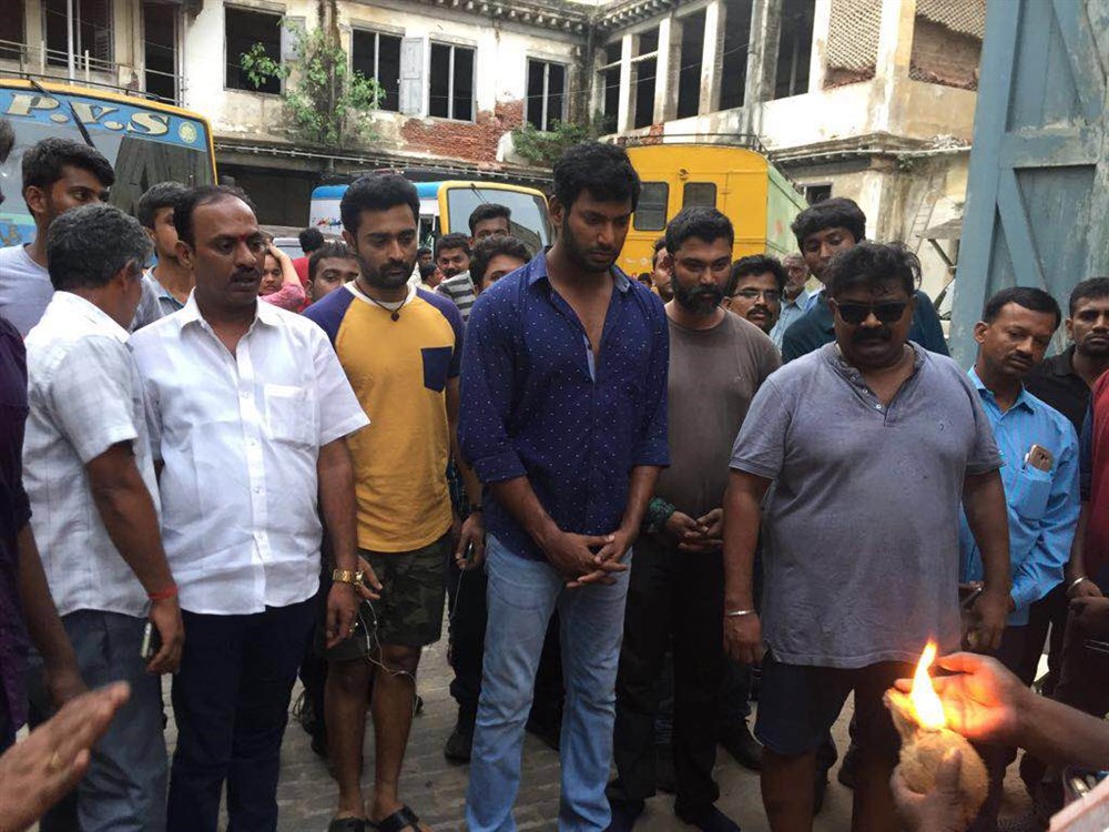 Actor Vishal, Prasanna, Director Myskkin and Team celebrate Ayudha Pooja on the set of Thupparivalan on location. Vishal,Prasanna,Director Myskkin,Thupparivalan,Ayudha Pooja,Thupparivalan on the sets,Thupparivalan pics,Thupparivalan images,Thupparivalan photos,Thupparivalan stills,Thupparivalan pictures
