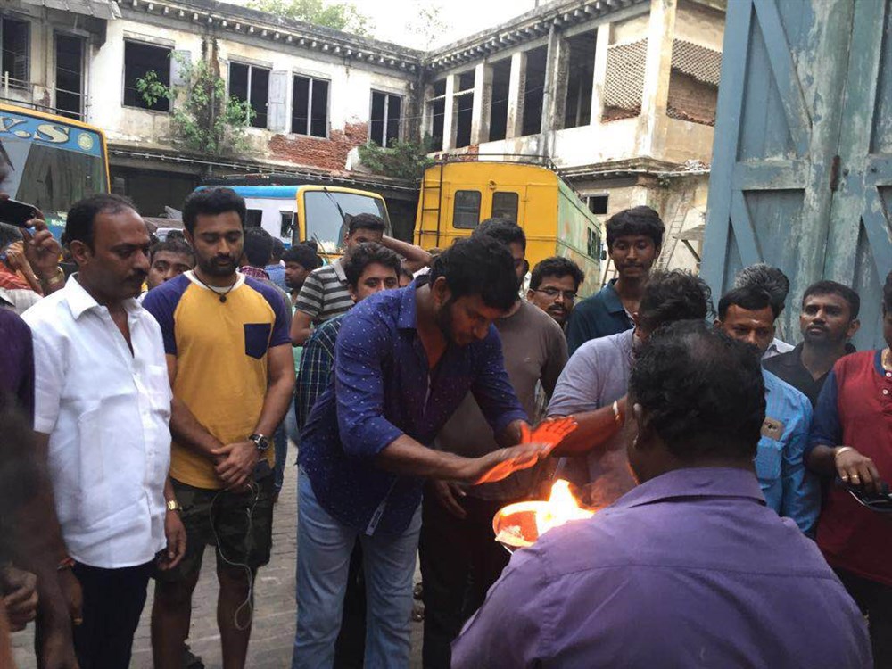 Actor Vishal, Prasanna, Director Myskkin and Team celebrate Ayudha Pooja on the set of Thupparivalan on location. Vishal,Prasanna,Director Myskkin,Thupparivalan,Ayudha Pooja,Thupparivalan on the sets,Thupparivalan pics,Thupparivalan images,Thupparivalan photos,Thupparivalan stills,Thupparivalan pictures