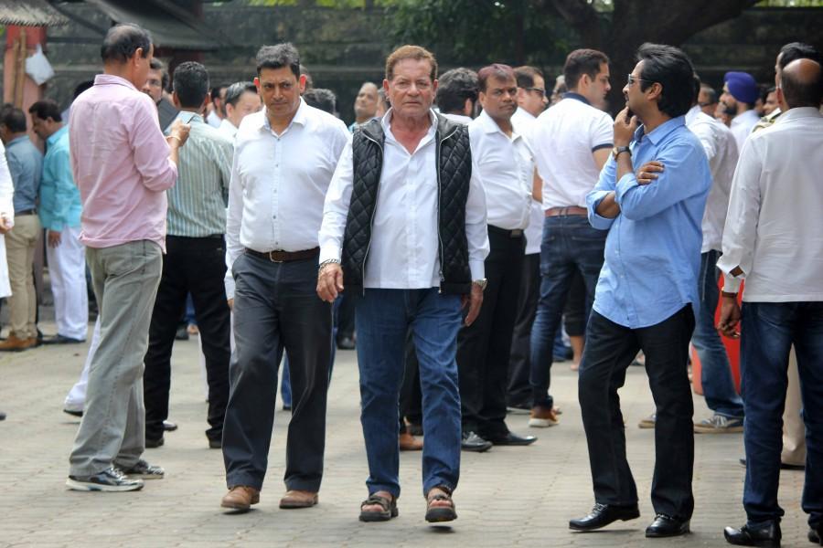 Salim Khan at Shilpa Shetty's father funeral. Akshay Kumar,Abhishek Bachchan,Shilpa Shetty's father funeral,Shilpa Shetty father funeral,Surendra Shetty funeral,Surendra Shetty funeral pics,Surendra Shetty funeral images,Surendra Shetty funeral photos,Surendra Shetty funeral stills,Surendra Shet
