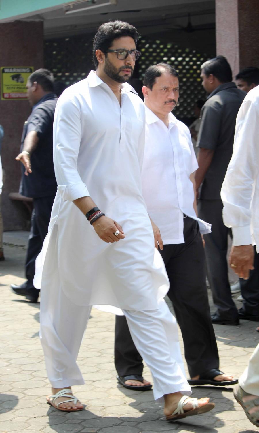 Actor Abhishek Bachchan at Shilpa Shetty's father funeral Akshay Kumar,Abhishek Bachchan,Shilpa Shetty's father funeral,Shilpa Shetty father funeral,Surendra Shetty funeral,Surendra Shetty funeral pics,Surendra Shetty funeral images,Surendra Shetty funeral photos,Surendra Shetty funeral stills,Surendra Shet