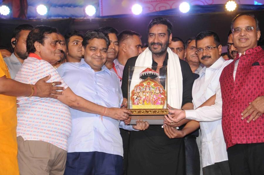As the Navratri festival culminated with Dussehra yesterday, the actor film maker shot a fiery arrow to set ablaze the effigy of Raavan. Ajay Devgn,Ajay Devgn burns Ravana effigy,Dussehra,Dussehra celebrations,Dussehra festival,Navratri festival,Navratri,Sayyeshaa,Erika Kaar,Abigail Eames
