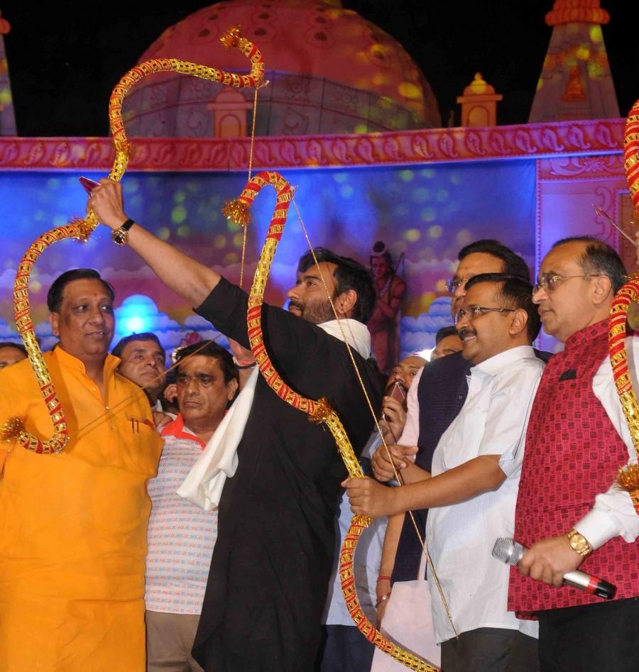 A crowd of more than 1lakh 50 thousand people was present at the venue to witness this. Ajay Devgn, who is gearing up for his next release Shivaay, was delighted to be present there! Ajay Devgn,Ajay Devgn burns Ravana effigy,Dussehra,Dussehra celebrations,Dussehra festival,Navratri festival,Navratri,Sayyeshaa,Erika Kaar,Abigail Eames