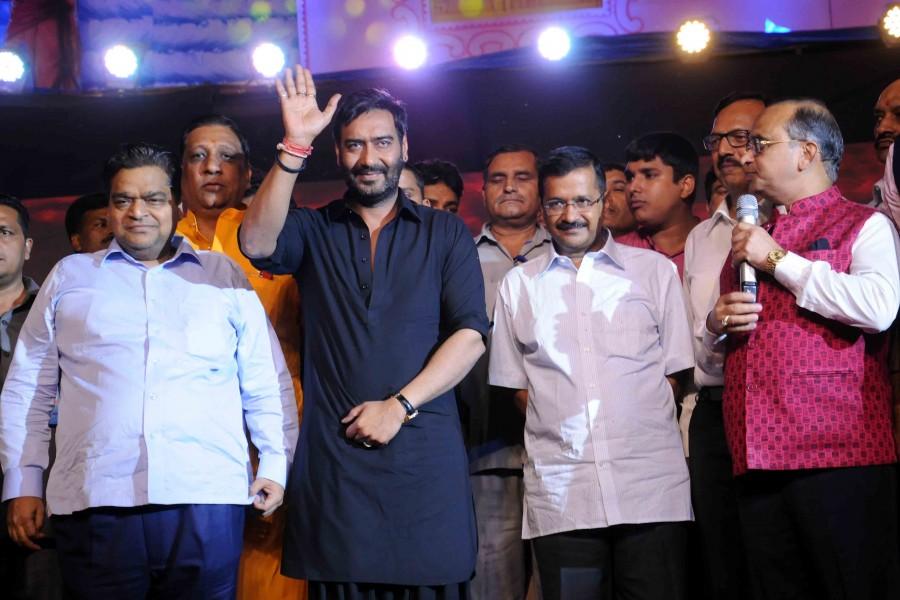 ADF, Jayantilal Gada (PEN) and Narendra Hirawat presents, An Ajay Devgn Ffilms Production, Shivaay stars Ajay Devgn, Sayyeshaa, Erika Kaar and Abigail Eames and is directed by Ajay Devgn. Ajay Devgn,Ajay Devgn burns Ravana effigy,Dussehra,Dussehra celebrations,Dussehra festival,Navratri festival,Navratri,Sayyeshaa,Erika Kaar,Abigail Eames