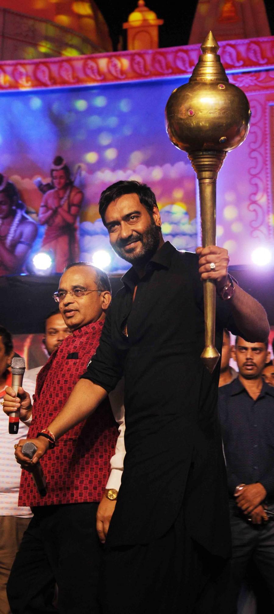 Ajay Devgn burns Ravana's effigy in Delhi on Dussehra. Ajay Devgn,Ajay Devgn burns Ravana effigy,Dussehra,Dussehra celebrations,Dussehra festival,Navratri festival,Navratri,Sayyeshaa,Erika Kaar,Abigail Eames