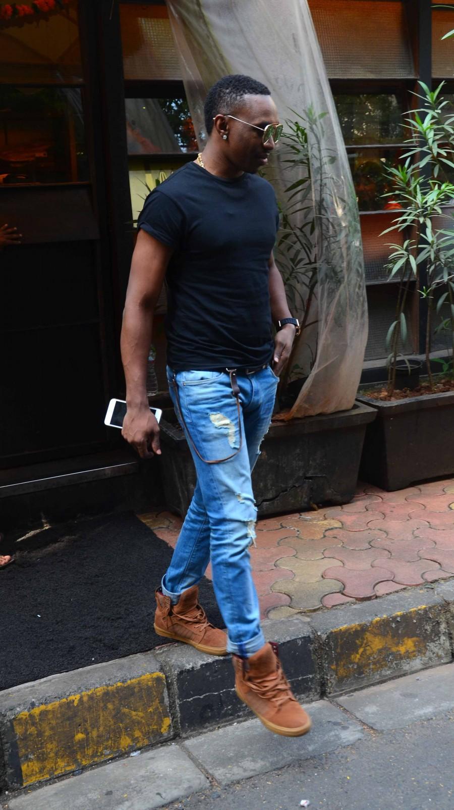Veteran West Indies all-rounder Dwayne Bravo and Drishyam actress Shriya Saran spotted outside a suburb eatery in Andheri, Mumbai. Dwayne Bravo and Shriya Saran,Dwayne Bravo,Dwayne Bravo with Shriya Saran,Shriya Saran and Dwayne Bravo,Dwayne Bravo pics,Dwayne Bravo images,Dwayne Bravo photos,Dwayne Bravo stills,Dwayne Bravo pictures,Shriya Saran pics,Shriya Saran images,Shriya Saran