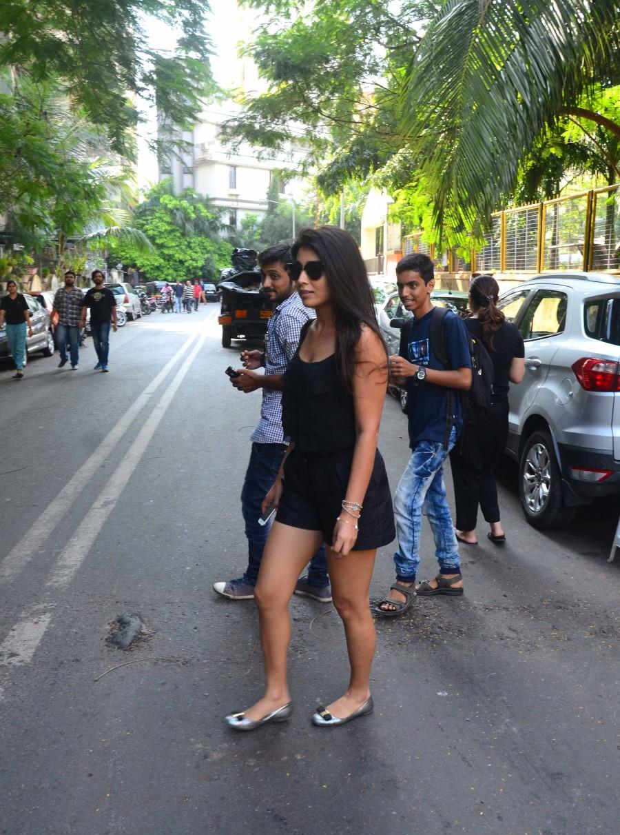 Veteran West Indies all-rounder Dwayne Bravo and Drishyam actress Shriya Saran spotted outside a suburb eatery in Andheri, Mumbai. Dwayne Bravo and Shriya Saran,Dwayne Bravo,Dwayne Bravo with Shriya Saran,Shriya Saran and Dwayne Bravo,Dwayne Bravo pics,Dwayne Bravo images,Dwayne Bravo photos,Dwayne Bravo stills,Dwayne Bravo pictures,Shriya Saran pics,Shriya Saran images,Shriya Saran