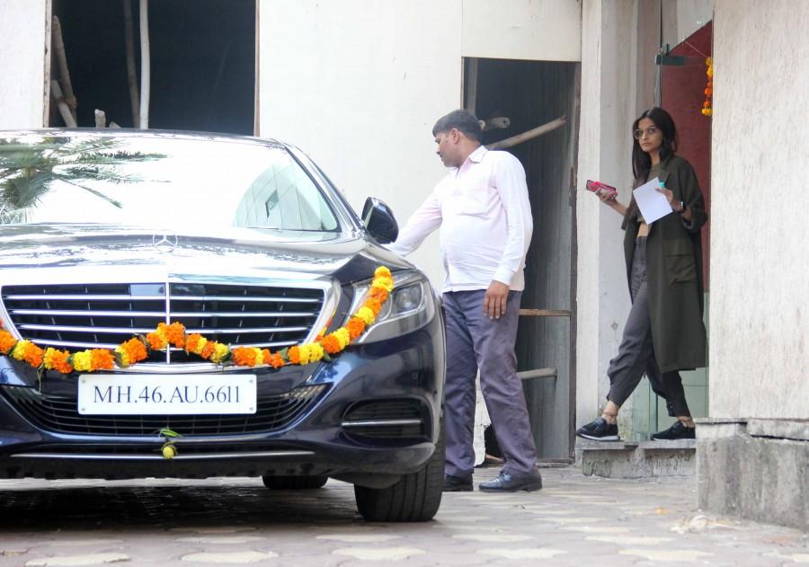 Photos of Sonam Kapoor spotted at Skinfiniti Clinic in Mumbai. Sonam Kapoor,Sonam Kapoor spotted at Skinfiniti Clinic,Sonam Kapoor spotted at Skinfiniti Clinic in Mumbai,Sonam Kapoor latest pics,Sonam Kapoor latest images,Sonam Kapoor latest photos,Sonam Kapoor latest stills,Sonam Kapoor latest pictures