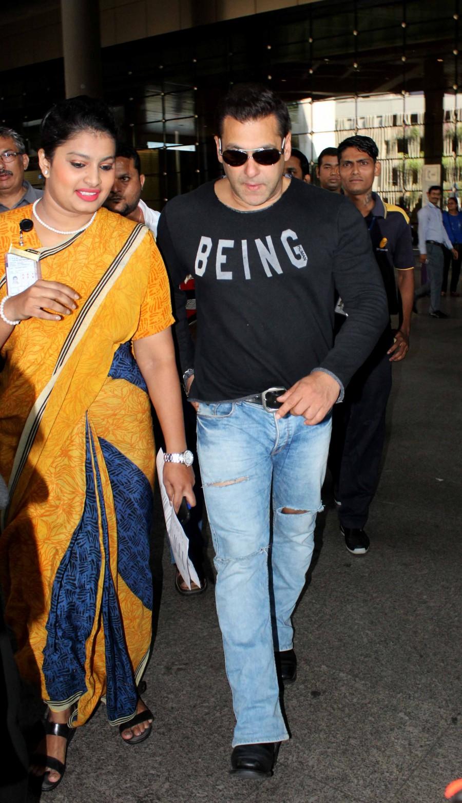 Bollywood actor Salman Khan spotted at Mumbai airport. Salman Khan,Salman Khan latest pics,Salman Khan latest images,Salman Khan latest photos,Salman Khan latest pictures,Salman Khan pics,Salman Khan images,Salman Khan photos,Salman Khan stills,Salman Khan pictures