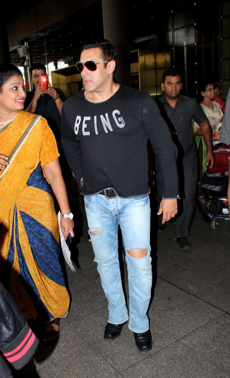 Bollywood actor Salman Khan spotted at Mumbai airport. Salman Khan,Salman Khan latest pics,Salman Khan latest images,Salman Khan latest photos,Salman Khan latest pictures,Salman Khan pics,Salman Khan images,Salman Khan photos,Salman Khan stills,Salman Khan pictures