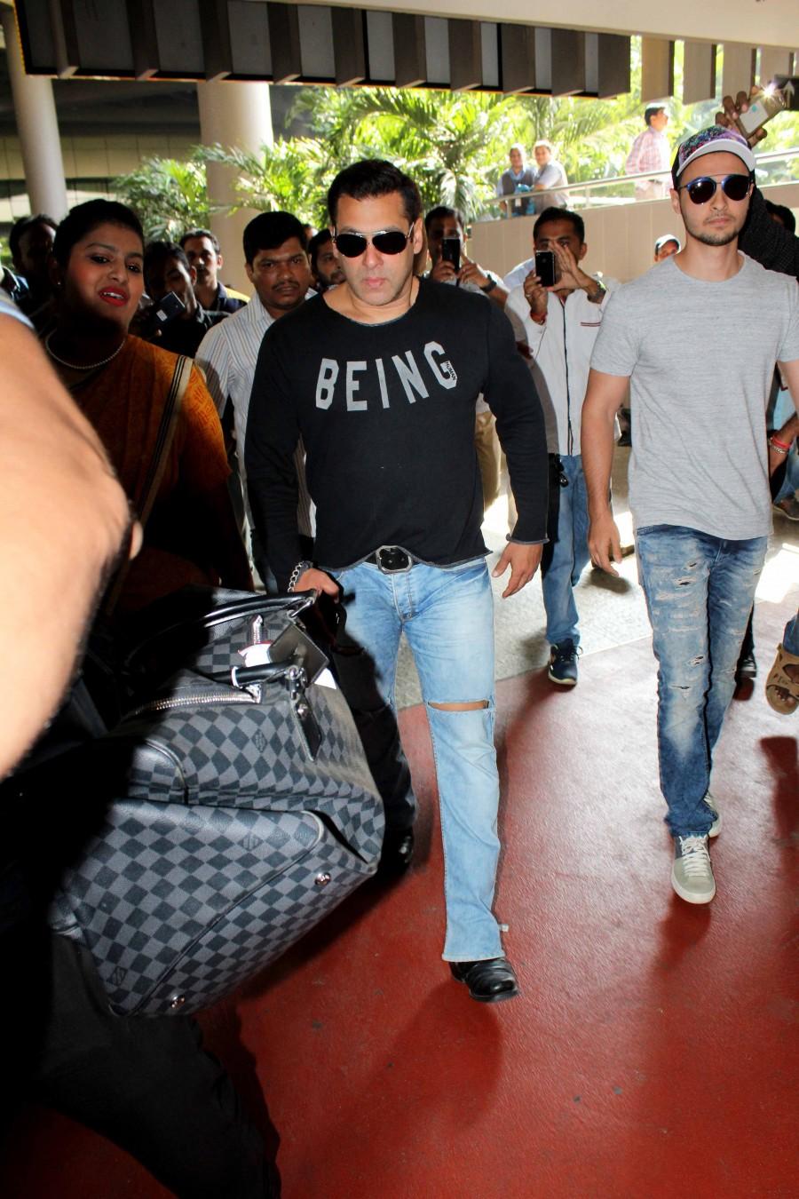 Bollywood actor Salman Khan spotted at Mumbai airport. Salman Khan,Salman Khan latest pics,Salman Khan latest images,Salman Khan latest photos,Salman Khan latest pictures,Salman Khan pics,Salman Khan images,Salman Khan photos,Salman Khan stills,Salman Khan pictures
