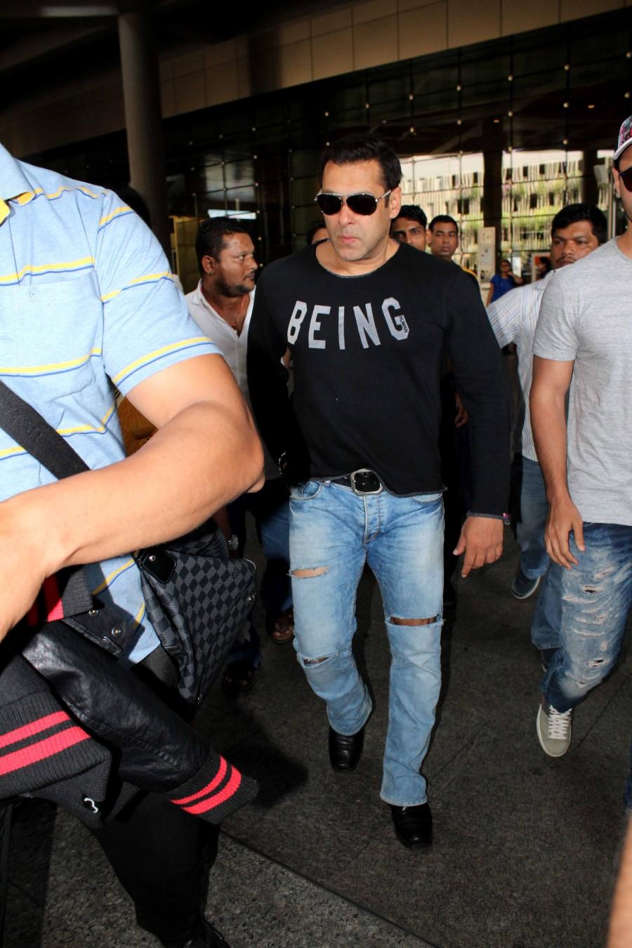 Bollywood actor Salman Khan spotted at Mumbai airport. Salman Khan,Salman Khan latest pics,Salman Khan latest images,Salman Khan latest photos,Salman Khan latest pictures,Salman Khan pics,Salman Khan images,Salman Khan photos,Salman Khan stills,Salman Khan pictures