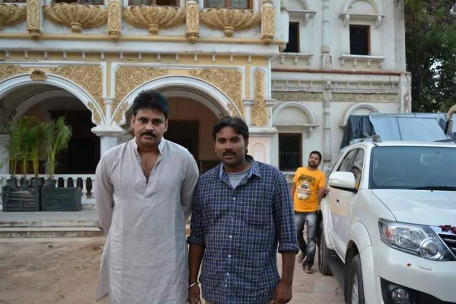 Katamarayudu is an upcoming Telugu movie directed by Kishore Kumar Pardasani and produced by Sharrath Marar. The film stars Pawan Kalyan and Shruti Hassan in the lead role, while Sharwanand, Kamal Kamaraju, Ajay, Siva Balaji, Ali and Rao Ramesh appear in the supporting role. Katamarayudu,Pawan Kalyan,Shruti Haasan,Sharwanand,Kamal Kamaraju,Ajay,Siva Balaji,Ali,Katamarayudu working stills,Katamarayudu working pics,Katamarayudu working images,Katamarayudu working photos,Katamarayudu working pictures,Katamarayudu on the sets,Paw