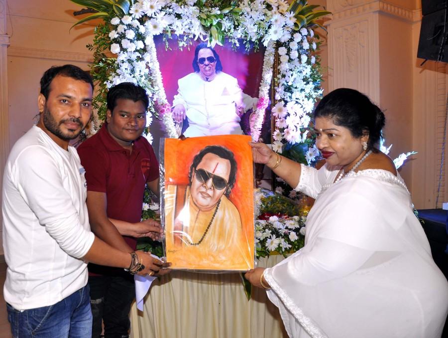 Deevya Jain and her son Ayushman Jain kept 1st death anniversary function of Ravindra Jain at Ajivasan hall, Juhu where people from all walks of life came to pay tribute. Anup Jalota and Suresh Wadkar sang few bhajans on this occasion. Hema Malini also came to pay tribute to music composer and singer Ravindra Jain. Hema Malini,Suresh Wadkar,Anup Jalota,Ravindra Jain,Ravindra Jain's death anniversary,Ravindra Jain death anniversary