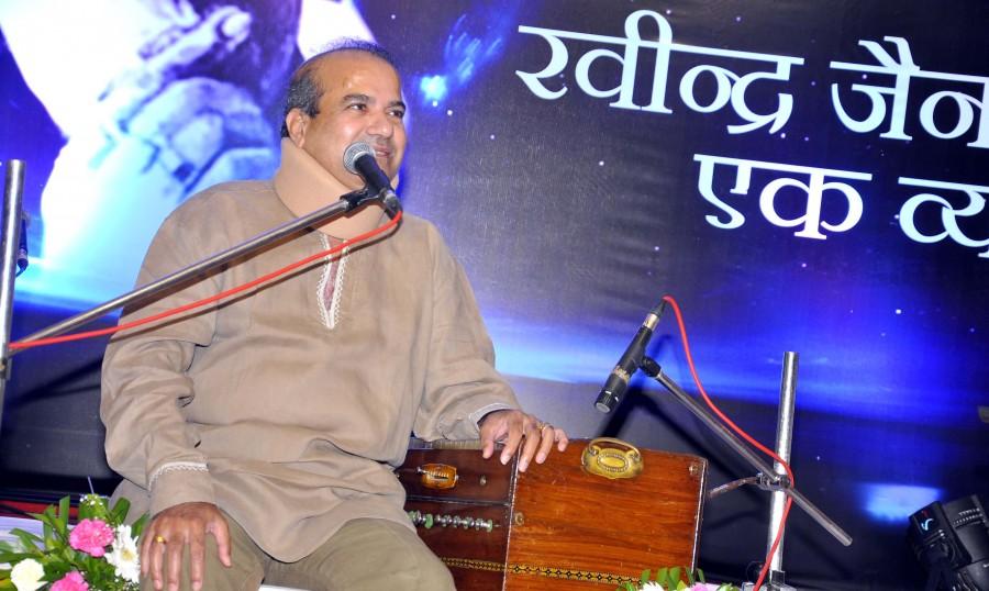 Deevya Jain and her son Ayushman Jain kept 1st death anniversary function of Ravindra Jain at Ajivasan hall, Juhu where people from all walks of life came to pay tribute. Anup Jalota and Suresh Wadkar sang few bhajans on this occasion. Hema Malini also came to pay tribute to music composer and singer Ravindra Jain. Hema Malini,Suresh Wadkar,Anup Jalota,Ravindra Jain,Ravindra Jain's death anniversary,Ravindra Jain death anniversary