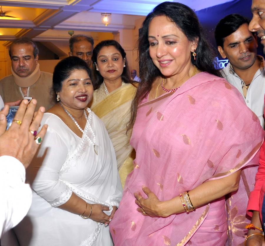 Deevya Jain and Hema Malini Hema Malini,Suresh Wadkar,Anup Jalota,Ravindra Jain,Ravindra Jain's death anniversary,Ravindra Jain death anniversary
