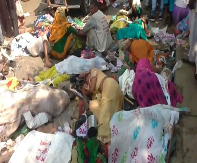 Chief Minister Akhilesh Yadav has sanctioned compensation of Rs 2 lakh each to kin of the deceased. Varanasi is also the parliamentary constituency of Prime Minister Narendra Modi. Varanasi,Varanasi Stampede,Varanasi Stampede pics,Varanasi Stampede images,Varanasi Stampede photos,Varanasi Stampede stills,Varanasi Stampede pictures,Rajghat Bridge,Rajghat Bridge near Varanasi