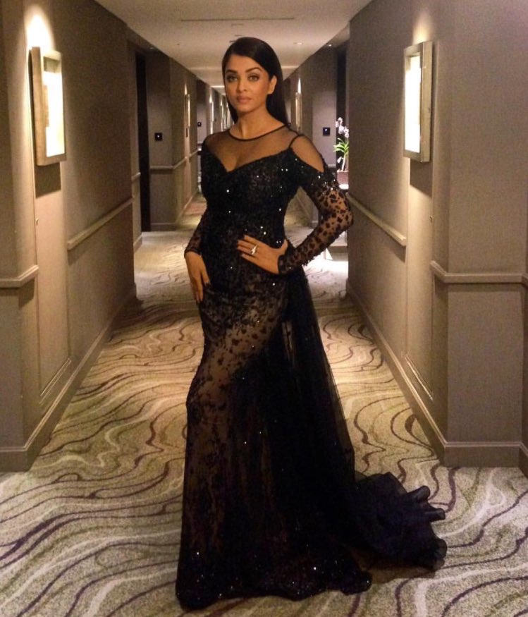 Photos of Bollywood actress Aishwarya Rai Bachchan at Absolut Elyx Filmfare Glamour And Style Awards. Aishwarya Rai Bachchan,Aishwarya Rai,Aishwarya Rai Bachchan at Absolut Elyx Filmfare Glamour And Style Awards 2015,Aishwarya Rai at Absolut Elyx Filmfare Glamour And Style Awards 2015,Aishwarya Rai pics,Aishwarya Rai images,Aishwarya Rai photos,Aishwarya