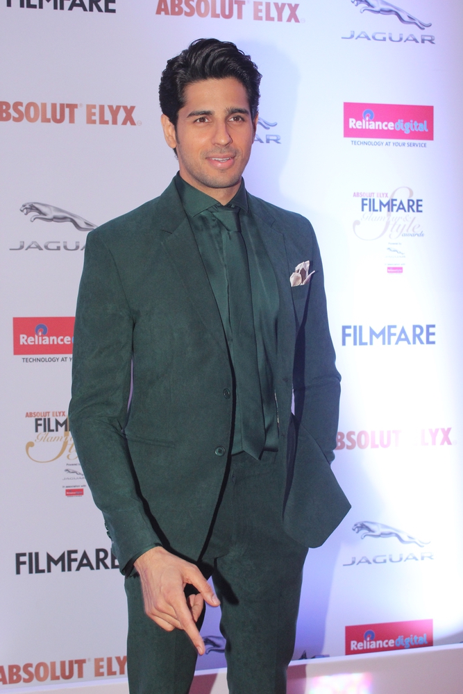 Photos of Sidharth Malhotra at Filmfare Glamour & Style Awards 2016. Amitabh Bachchan,Sidharth Malhotra,Sushant Singh Rajput,Bipasha Basu,Filmfare Glamour & Style Awards 2016,Filmfare Glamour & Style Awards,Bipasha Basu & Karan Singh,Bipasha Basu and Karan Singh
