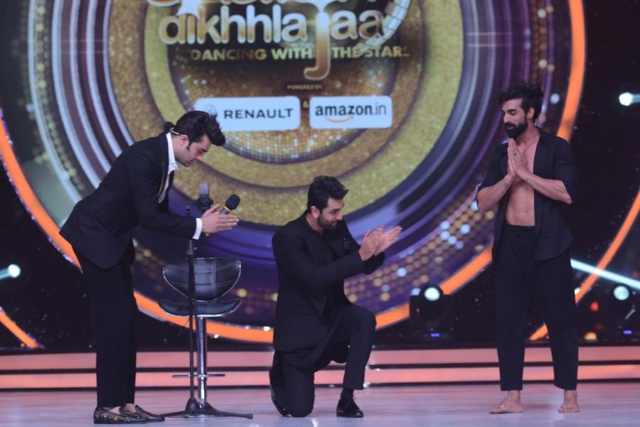Special moments of Bollywood actor Ranbir Kapoor when he visited the sets of Jhalak Dikhhla Jaa for the promotion of his upcoming movie 'Ae Dil Hai Mushkil' as the special judge on the show, joining judges Karan Johar, Ganesh Hegde and Jacqueline Fernandez on the jury table. Ranbir Kapoor,Ranbir Kapoor on Jhalak Dikhhla Jaa,Ae Dil Hai Mushkil,Ae Dil Hai Mushkil promotion,Ae Dil Hai Mushkil movie promotion,Karan Johar,Ganesh Hegde,Jacqueline Fernandez,Ranbir Kapoor Candid Moments,Ranbir Kapoor Candid Moments pics,Ranbir Kapoor