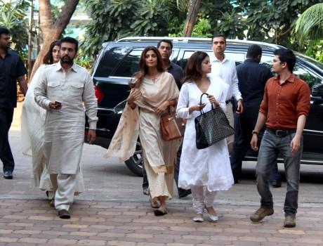 A prayer meeting was held by Shilpa Shetty and family in memory of her late father Surendra Shetty. Several Bollywood celebrities like Abbas, Burmawalla, Mastan Burmawalla, Poonam Dhillon, Vivek Oberoi, Vashu Bhagnani, Harman Baweja, Mana Shetty, Suniel Shetty, Palak Muchhal, Palash Muchhal, Krishika Lulla, Sunil Lulla, Manmohan Shetty, Sonali Bendre, Goldie Behl, Jackie Shroff, Neelam Kothari, Ken Ghosh, Jackky Bhagnani, Chunky Pandey, Manish Paul, Tanishaa Mukerji, Sunny Dewan, Dolly Sidhwani, Ritesh Sidhwani, Neeraj Vora, Varsha Taurani, Ramesh S. Taurani, Madhoo Shah, Jimmy Shergill, Aishwarya Rai Bachchan, Jaya Bachchan, Sajid Nadiadwala, Wardha Khan, Rishi Kapoor, Neetu Singh, Shilpa Shetty, Sunanda Shetty, Shamita Shetty, Preity Zinta, Amitabh Bachchan, Raj Kundra, Vidya Balan were seen attending the meet.