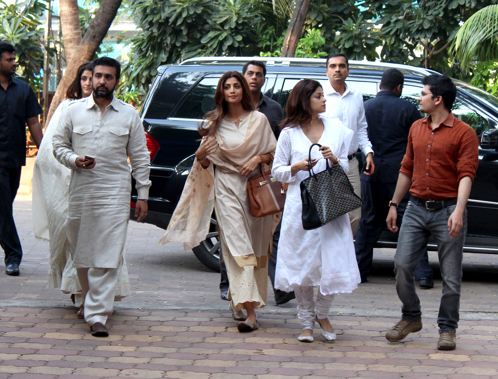 A prayer meeting was held by Shilpa Shetty and family in memory of her late father Surendra Shetty. Several Bollywood celebrities like Abbas, Burmawalla, Mastan Burmawalla, Poonam Dhillon, Vivek Oberoi, Vashu Bhagnani, Harman Baweja, Mana Shetty, Suniel Shetty, Palak Muchhal, Palash Muchhal, Krishika Lulla, Sunil Lulla, Manmohan Shetty, Sonali Bendre, Goldie Behl, Jackie Shroff, Neelam Kothari, Ken Ghosh, Jackky Bhagnani, Chunky Pandey, Manish Paul, Tanishaa Mukerji, Sunny Dewan, Dolly Sidhwani, Ritesh Sidhwani, Neeraj Vora, Varsha Taurani, Ramesh S. Taurani, Madhoo Shah, Jimmy Shergill, Aishwarya Rai Bachchan, Jaya Bachchan, Sajid Nadiadwala, Wardha Khan, Rishi Kapoor, Neetu Singh, Shilpa Shetty, Sunanda Shetty, Shamita Shetty, Preity Zinta, Amitabh Bachchan, Raj Kundra, Vidya Balan were seen attending the meet. Shilpa Shetty,Prayer meet for Shilpa Shetty's father,Amitabh Bachchan,Aishwarya Rai Bachchan,Preity Zinta,Vidya Balan,Shilpa Shetty Prayer meet,Celebs at Shilpa Shetty Prayer meet,Shilpa Shetty Prayer meet pics,Shilpa Shetty Prayer meet images,Shilpa