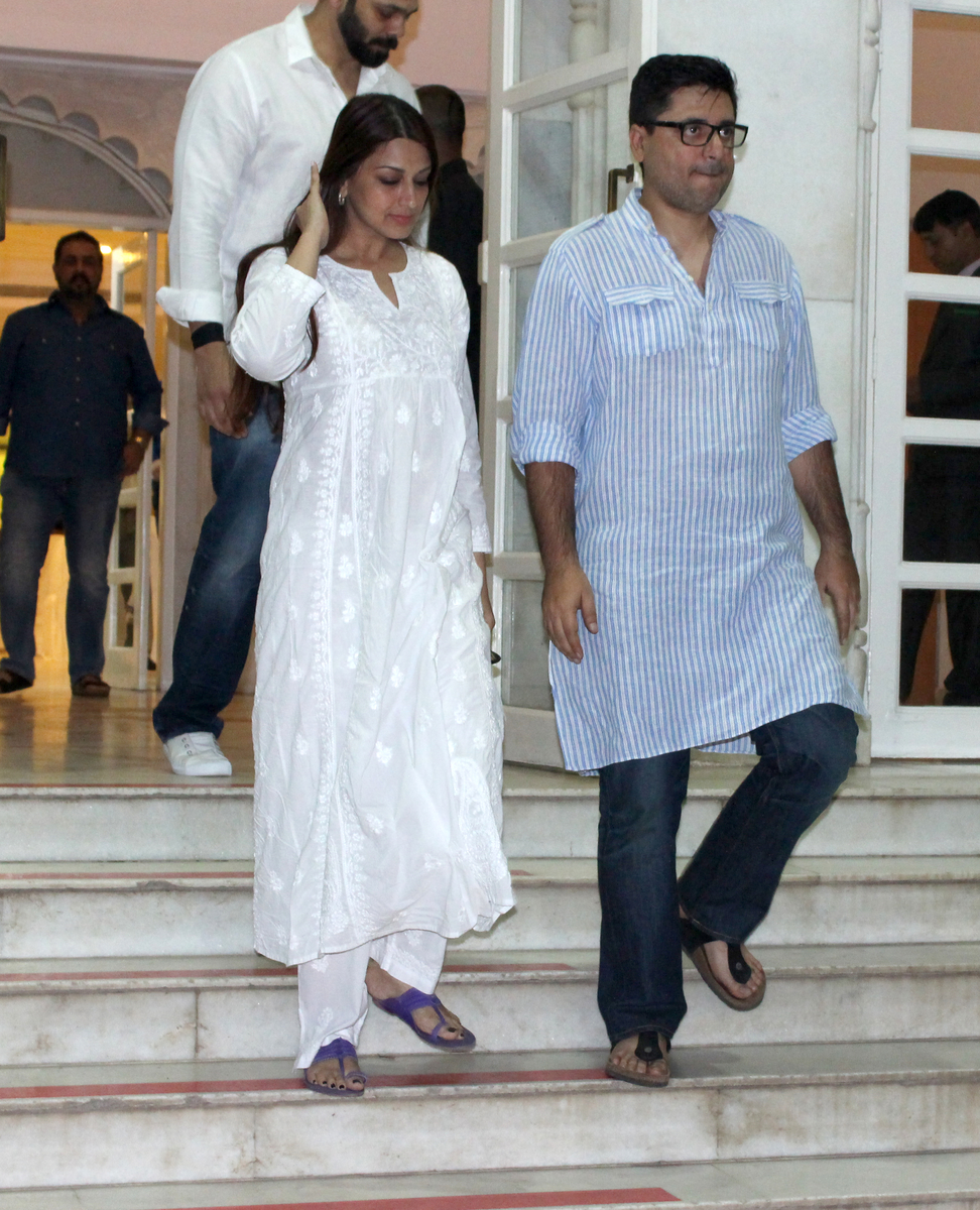Sonali Bendre, Goldie Behl at Prayer meeting of Shilpa Shetty's father Surendra Shetty. Shilpa Shetty,Prayer meet for Shilpa Shetty's father,Amitabh Bachchan,Aishwarya Rai Bachchan,Preity Zinta,Vidya Balan,Shilpa Shetty Prayer meet,Celebs at Shilpa Shetty Prayer meet,Shilpa Shetty Prayer meet pics,Shilpa Shetty Prayer meet images,Shilpa