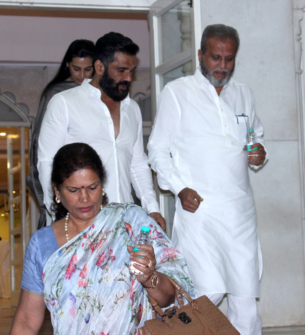Mana Shetty, Suniel Shetty at Prayer meeting of Shilpa Shetty's father Surendra Shetty. Shilpa Shetty,Prayer meet for Shilpa Shetty's father,Amitabh Bachchan,Aishwarya Rai Bachchan,Preity Zinta,Vidya Balan,Shilpa Shetty Prayer meet,Celebs at Shilpa Shetty Prayer meet,Shilpa Shetty Prayer meet pics,Shilpa Shetty Prayer meet images,Shilpa