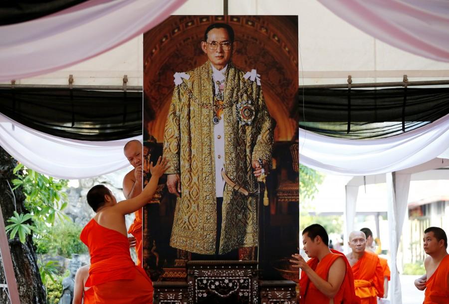 Buddhist monks prepare a portrait of Thailand's late King Bhumibol Adulyadej for a ritual ceremony to offer condolences for the king at Wat Pho temple in Bangkok. King Bhumibol,Thailand mourn King Bhumibol Adulyadej,King Bhumibol Adulyadej,Bhumibol Adulyadej