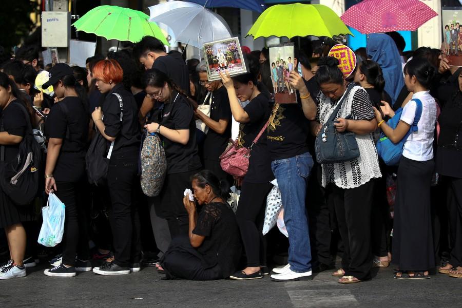 Mourners wait in line to pay their respects to Thailand's late King Bhumibol Adulyadej at the Grand Palace in Bangkok. King Bhumibol,Thailand mourn King Bhumibol Adulyadej,King Bhumibol Adulyadej,Bhumibol Adulyadej
