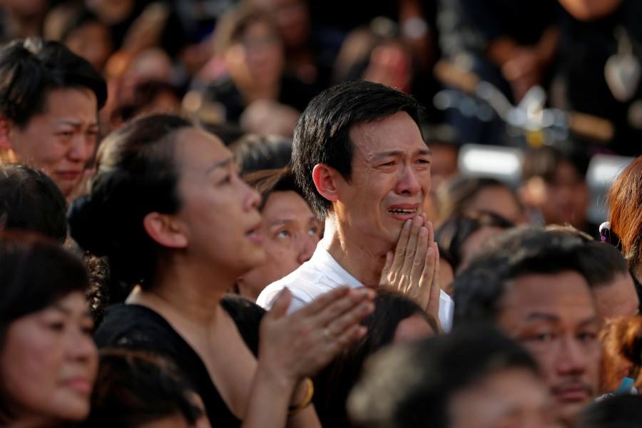 People weep for Thailand's late King Bhumibol Adulyadej as they wait on the roadside while his body is moved from Siriraj hospital, where he died, to the Grand Palace, in Bangkok. King Bhumibol,Thailand mourn King Bhumibol Adulyadej,King Bhumibol Adulyadej,Bhumibol Adulyadej