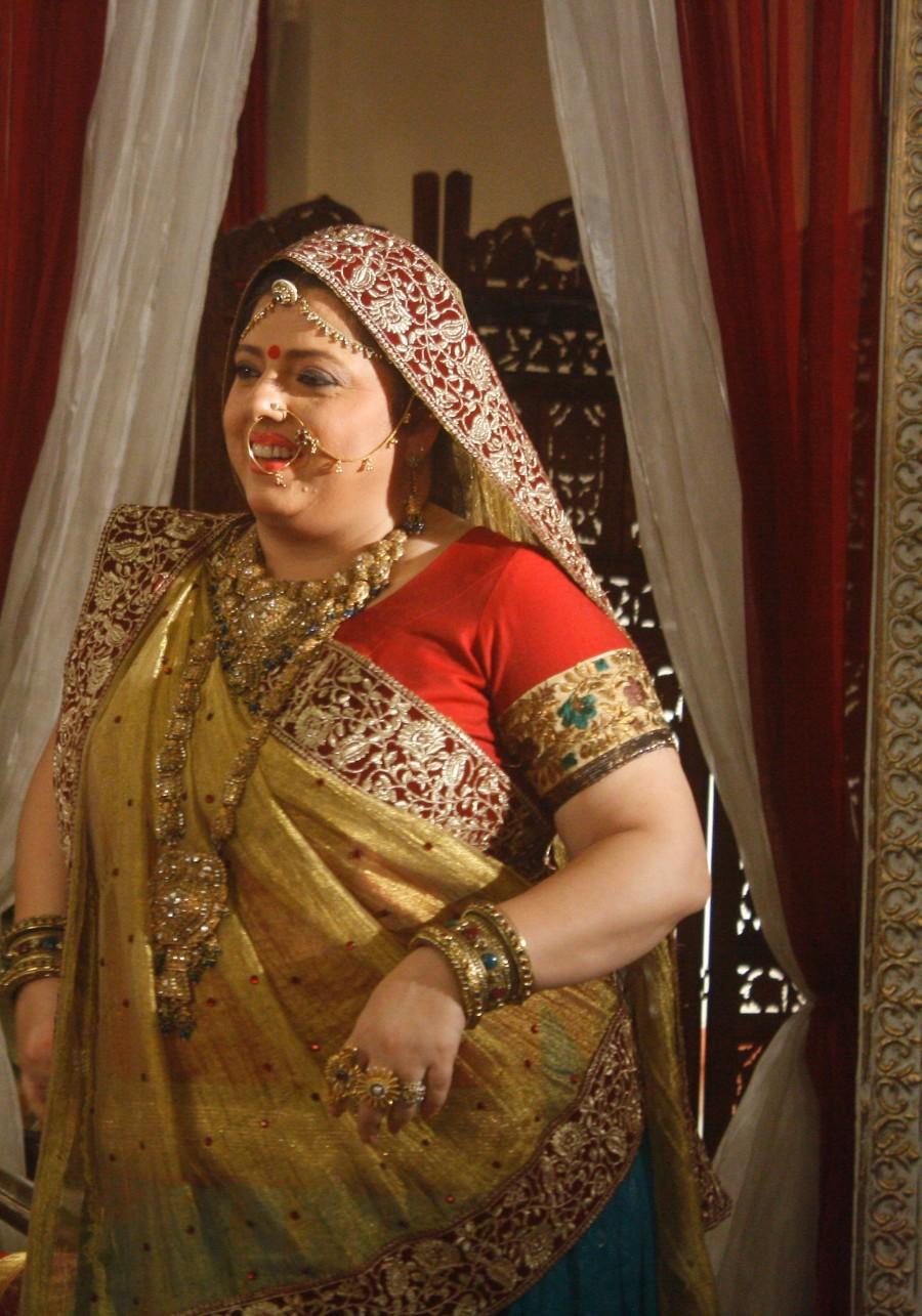 On her comeback, Delnaazz Irani said, "I am very excited to be back on BIG Magic's Har Mushkil Ka Hal Akbar Birbal. The character of Rani Sahiba is amongst my most appreciated on-screen character by fans and viewers. There is always a family-like vibe on the sets of Har Mushkil Ka Hal Akbar Birbal and I am hoping my fans will continue their unconditional love and support to this phenomenal show like they always have." Karva Chauth,Karva Chauth special,Karva Chauth 2016,Delnaazz Irani returns to Akbar Birbal,Delnaazz Irani,Akbar Birbal,Har Mushkil Ka Hal Akbar Birbal,Rani Sahiba