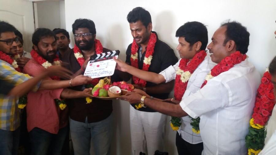 Tamil movie Irumbu Thirai Pooja event held in Chennai. Irumbu Thirai is an upcoming Tamil movie directed by debutant P. S. Mithran. The film stars Vishal and Samantha in the lead role. Arya is going to play the baddie while Yuvan Shankar Raja has been roped in to score the music. Irumbu Thirai,Irumbu Thirai movie launch,Irumbu Thirai movie pooja,Vishal,Samantha,Arya,Irumbu Thirai movie launch pics,Irumbu Thirai movie launch images,Irumbu Thirai movie launch stills,Irumbu Thirai movie launch pictures,Irumbu Thirai movie launch phot