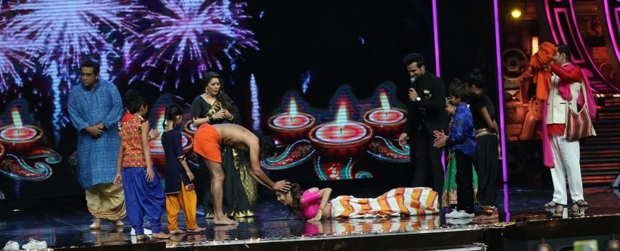 Yoga guru Baba Ramdev with filmmaker Anurag Basu, choreographer Geeta Kapoor and actress Shilpa Shetty on the sets of Sony TV reality show Super Dancer in Mumbai on Oct. Baba Ramdev,Anurag Basu,Geeta Kapoor,Shilpa Shetty,Super Dancer,reality show,Baba Ramdev demonstrates Yoga,Baba Ramdev on Super Dancer