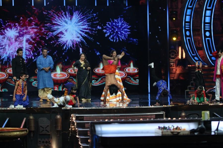 Yoga guru Baba Ramdev with filmmaker Anurag Basu, choreographer Geeta Kapoor and actress Shilpa Shetty on the sets of Sony TV reality show Super Dancer in Mumbai on Oct. Baba Ramdev,Anurag Basu,Geeta Kapoor,Shilpa Shetty,Super Dancer,reality show,Baba Ramdev demonstrates Yoga,Baba Ramdev on Super Dancer