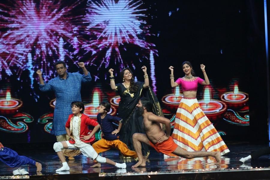 Yoga guru Baba Ramdev with filmmaker Anurag Basu, choreographer Geeta Kapoor and actress Shilpa Shetty on the sets of Sony TV reality show Super Dancer in Mumbai on Oct. Baba Ramdev,Anurag Basu,Geeta Kapoor,Shilpa Shetty,Super Dancer,reality show,Baba Ramdev demonstrates Yoga,Baba Ramdev on Super Dancer