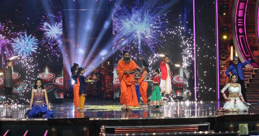 Yoga guru Baba Ramdev with filmmaker Anurag Basu, choreographer Geeta Kapoor and actress Shilpa Shetty on the sets of Sony TV reality show Super Dancer in Mumbai on Oct. Baba Ramdev,Anurag Basu,Geeta Kapoor,Shilpa Shetty,Super Dancer,reality show,Baba Ramdev demonstrates Yoga,Baba Ramdev on Super Dancer