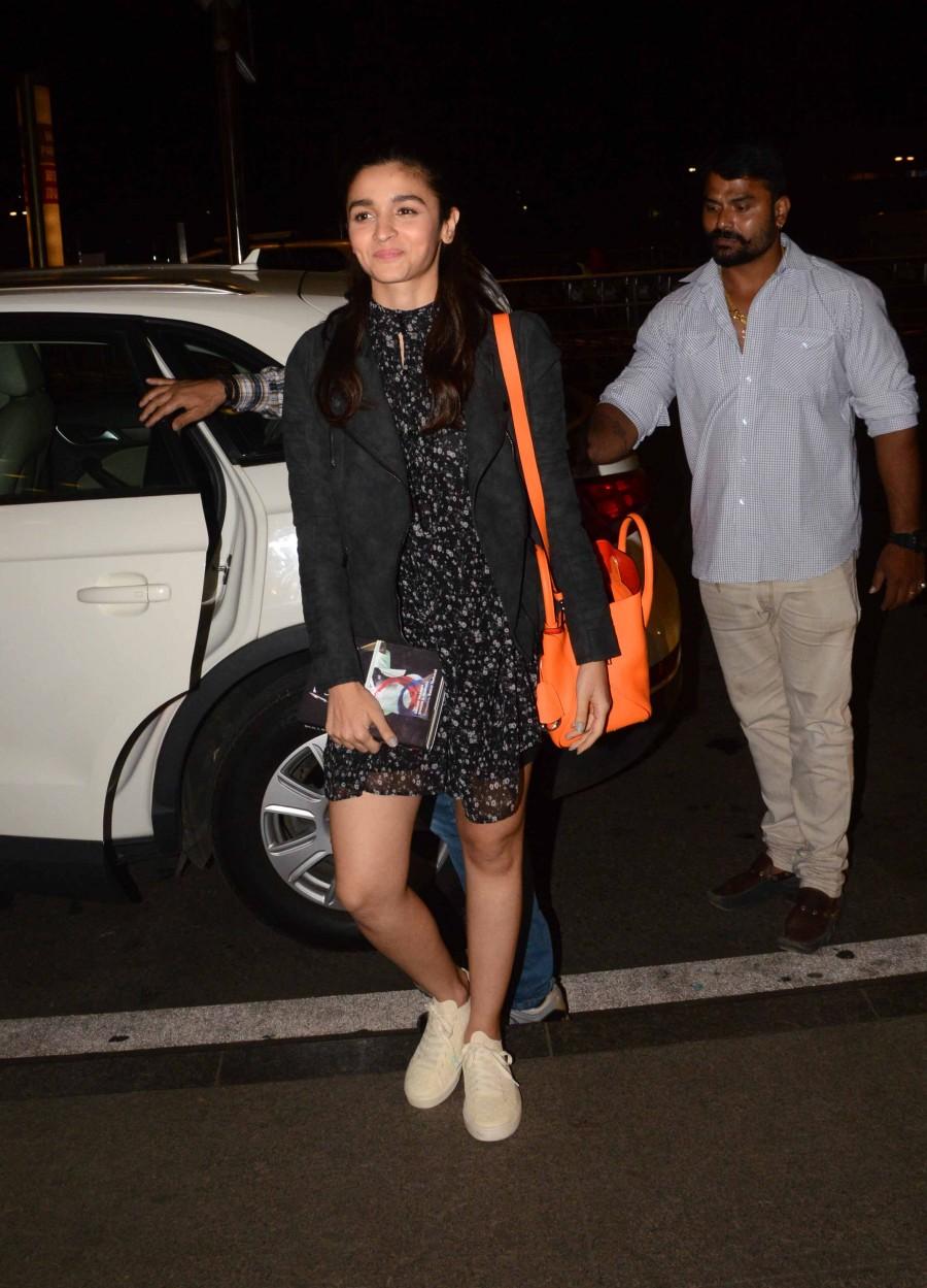 Alia Bhatt spotted at Mumbai Airport. Sonakshi Sinha,Shruti Haasan,Raai Laxmi,Alia Bhatt,Elli Avram,Sonakshi Sinha at Mumbai Airport,Shruti Haasan spotted at Mumbai Airport,Raai Laxmi spotted at Mumbai Airport,Alia Bhatt spotted at Mumbai Airport,Celebs spotted at Mumbai Airport