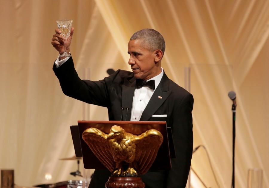 President Barack Obama toasts Italian Prime Minister Matteo Renzi. Barack Obama,Obamas' last state dinner,Obamas' last state dinner at White House,White House,last state dinner,Michelle Obama,Matteo Renzi,Agnese Landini,Obamas' last state dinner pics,Obamas' last state dinner images,Obamas' last